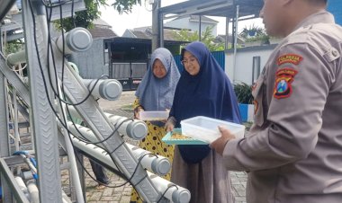 Bhabinkamtibmas-Desa-Sumokali-Silaturahmi-Lebaran-dengan-'Emak-emak'-Sambil-Cek-Program-Ketahanan-Pangan-Warga